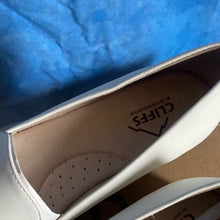 Load image into Gallery viewer, Elegant White Loafers for Women sz 6.5, SL2-129s010