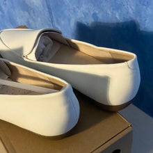 Load image into Gallery viewer, Elegant White Loafers for Women sz 6.5, SL2-129s010