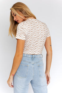 LE LIS SHORT SLEEVE FRONT CRISS CROSS PRINT KNIT TOP