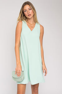 Gilli SLEEVELESS V-NECK DRESS