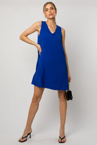 Gilli SLEEVELESS V-NECK DRESS