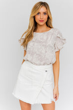 Load image into Gallery viewer, Gilli S/S OVERLAP RUFFLE SLEEVE DITSY PRINT TOP