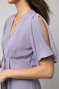 Gilli SOLID V-NECK MIDI DRESS W/ FRONT KNOT