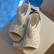 Load image into Gallery viewer, ALLOT Cream Women's Sandals sz 8, 13H-138s013