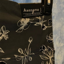 Load image into Gallery viewer, Floral Print Soft Capri Leggings. 15J-L022
