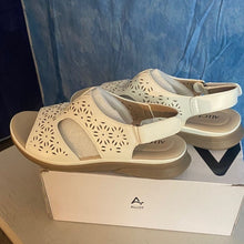 Load image into Gallery viewer, ALLOT Cream Women's Sandals sz 8, 13H-138s013