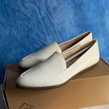 Load image into Gallery viewer, Elegant White Loafers for Women sz 6.5, SL2-129s010