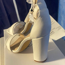 Load image into Gallery viewer, Elegant White Block Heel Sandals, sz 7, SL3-1313s002