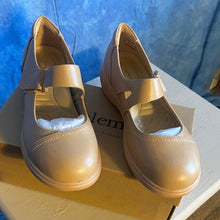 Load image into Gallery viewer, Tan Strap Shoes sz 8, 13B-134s001