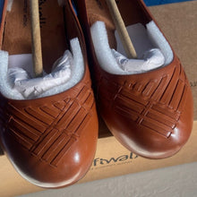 Load image into Gallery viewer, SoftWalk Women's Tan Loafers, sz 6w, 7C-128S006