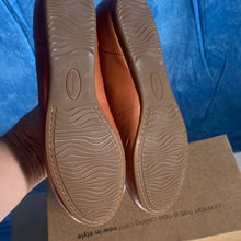 Load image into Gallery viewer, SoftWalk Women's Tan Loafers, sz 6w, 7C-128S006