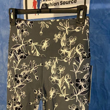Load image into Gallery viewer, Floral Print Soft Capri Leggings. 15J-L022