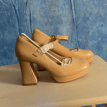 Load image into Gallery viewer, New Tan Mary Jane Heels sz 9, 8A-1311S001