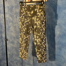 Load image into Gallery viewer, Floral Print Soft Capri Leggings. 15J-L022