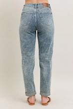 Load image into Gallery viewer,  Hw Vintage Wash Double Roll Cuff Bf Jeans Back