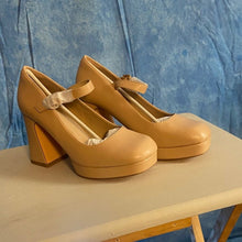 Load image into Gallery viewer, New Tan Mary Jane Heels sz 9, 8A-1311S001
