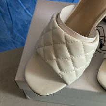 Load image into Gallery viewer, White Quilted Block Heel Sandals sz 7, 9C-1313s004