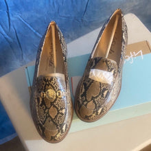 Load image into Gallery viewer, Life Stride Snakeskin Pattern Loafers sz 6, 9A-1314S001