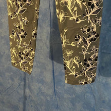 Load image into Gallery viewer, Floral Print Soft Capri Leggings. 15J-L022