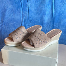 Load image into Gallery viewer, Nude Wedge Sandals sz 10, 12F-137s003