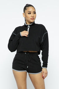 CAPSULLE Sporty Crop Top Sporty High-waist Shorts Set