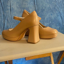 Load image into Gallery viewer, New Tan Mary Jane Heels sz 9, 8A-1311S001