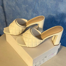 Load image into Gallery viewer, White Quilted Block Heel Sandals sz 7, 9C-1313s004