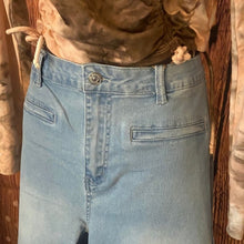 Load image into Gallery viewer, Women's Light Blue Wide-Leg Jeans, size 10, 1L-135B004