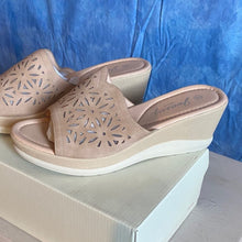 Load image into Gallery viewer, Nude Wedge Sandals sz 10, 12F-137s003
