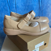 Load image into Gallery viewer, Tan Strap Shoes sz 8, 13B-134s001