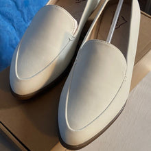 Load image into Gallery viewer, Elegant White Loafers for Women sz 6.5, SL2-129s010