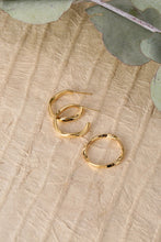 Load image into Gallery viewer, Lilou Ripple ring and earring set - gold