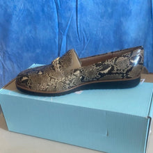Load image into Gallery viewer, Life Stride Snakeskin Pattern Loafers sz 6, 9A-1314S001