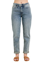 Load image into Gallery viewer,  Hw Vintage Wash Double Roll Cuff Bf Jeans Front