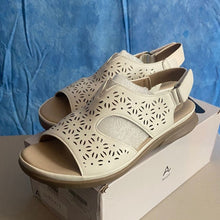 Load image into Gallery viewer, ALLOT Cream Women's Sandals sz 8, 13H-138s013