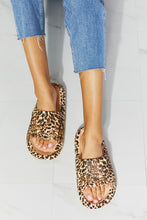 Load image into Gallery viewer, MMShoes Arms Around Me Open Toe Slide in Leopard